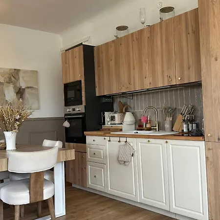 With A Large Terrace In Daire *